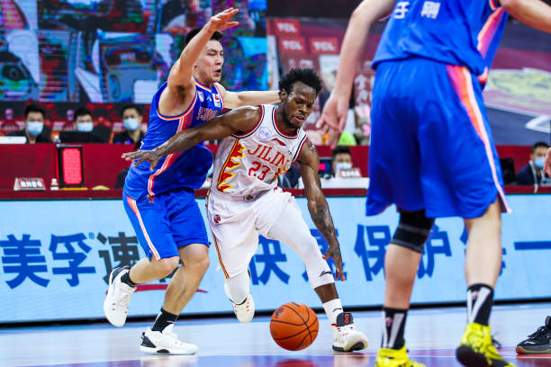 (暗示内容深度,甚至职业球员也会出错,吸引更广泛的观众)