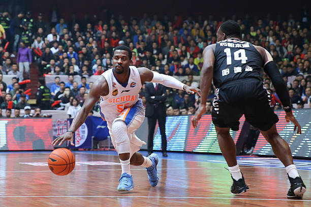 王一航的篮球训练秘籍:如何提升技术与体能