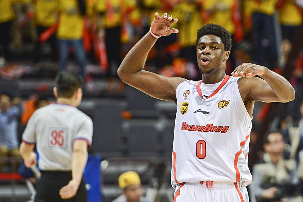 西篮联赛直播：饭堂观赛新体验，美食与篮球的完美结合