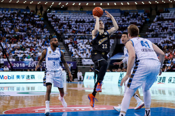 篮球迷必看！明天CCTV5的NBA直播安排全解析