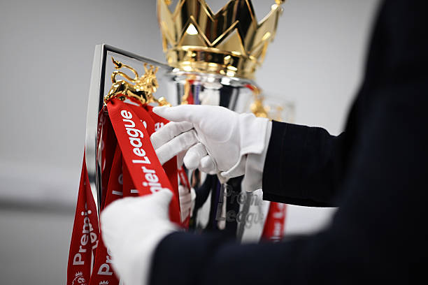 暴力美学！足球被抽射成一道残影