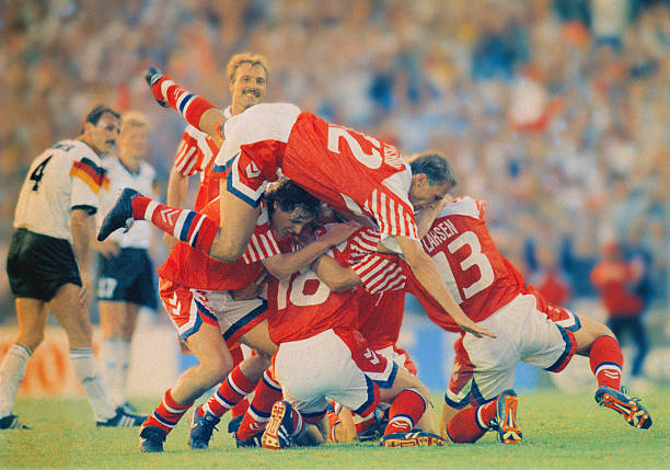 实战解析：何时该踢落叶球，何时该用电梯球？