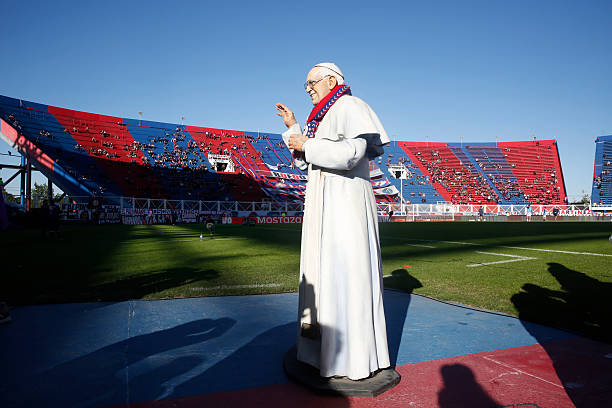 赛场上的无声语言：裁判直接任意球手势的实战解析