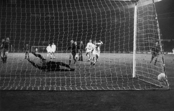 盘点足坛十大边路传中高手:谁是你心中的最佳助攻王?