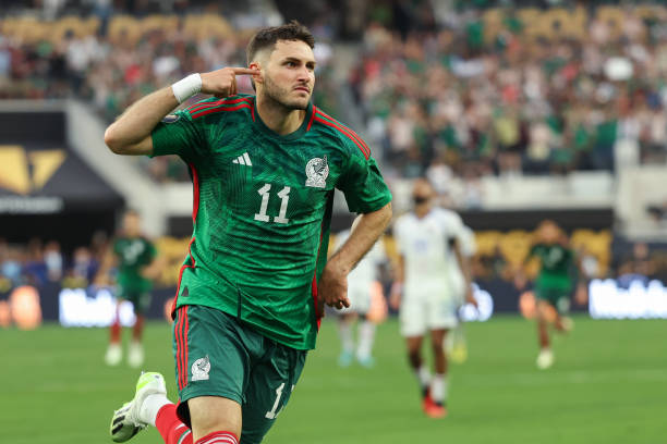 法甲奖杯的设计与象征意义解析