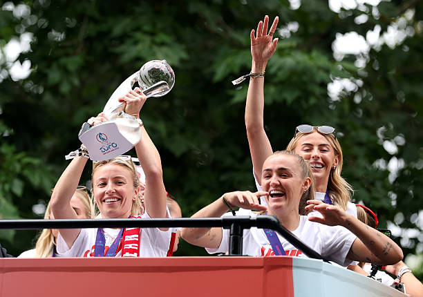 揭秘：C罗价值数亿的梦幻车库，每一辆都是男人的梦想！