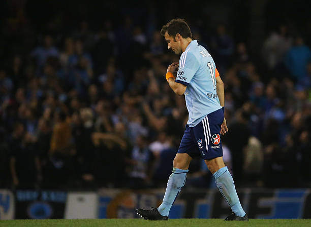 球迷抗议裁判判罚,玛塔红牌成社交网络热门话题