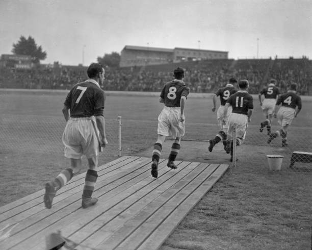 巴萨门将球衣配色大揭秘:为何偏爱亮色系?