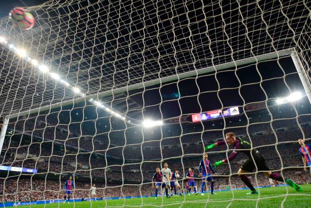 莱万进球后的标志性手势：你了解它的含义吗？