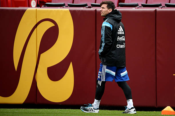 边裁动作全解析：从举旗到跑位的专业指南