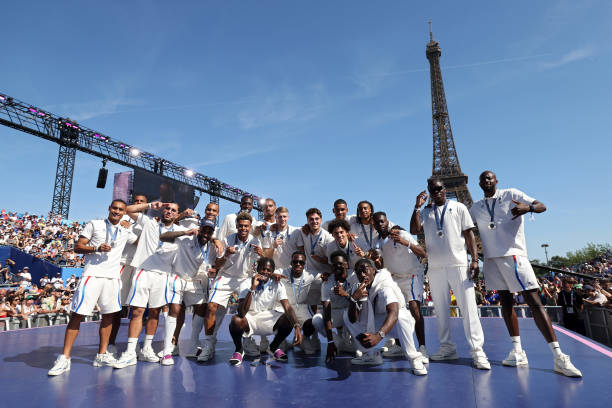 皇马时期的卡卡是前腰还是边锋?