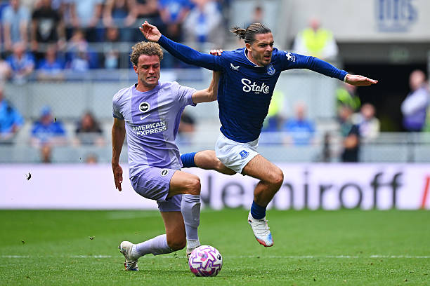 欧冠开幕式背后的故事:技术、艺术与足球的完美融合