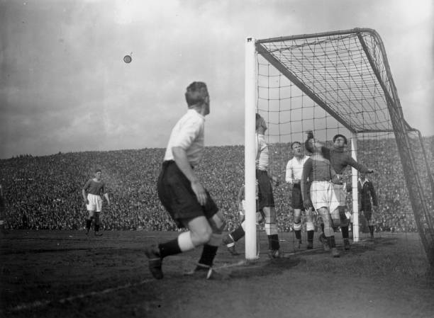 标准八人制足球场尺寸图与场地设施布局