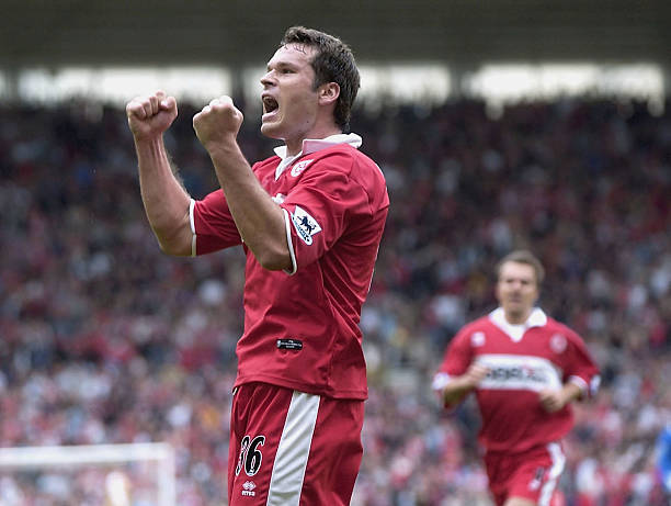 为什么职业球员偏爱低平球射门?