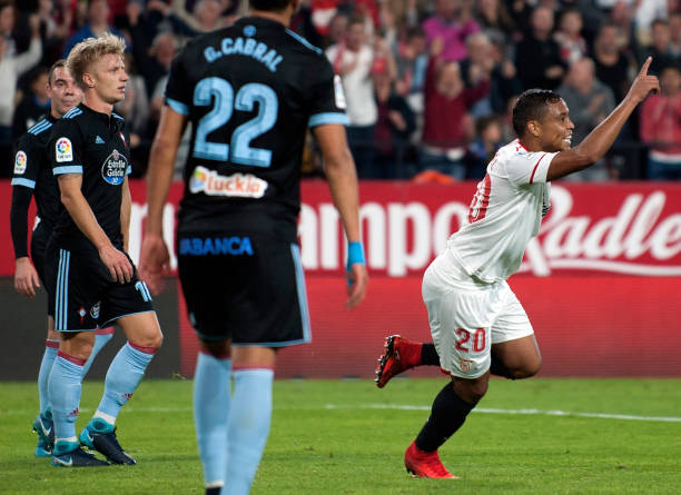 标准足球比赛半场时间是多少分钟？