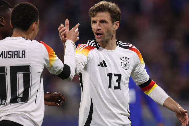 判罚角球规则解析：防守方触球出底线的标准