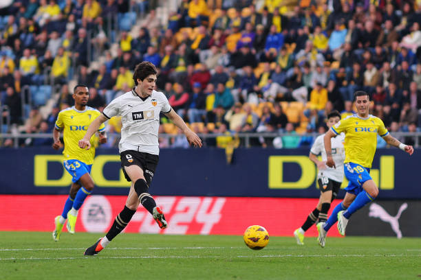 欧冠决赛场地为什么不能太小?欧足联的规则解读