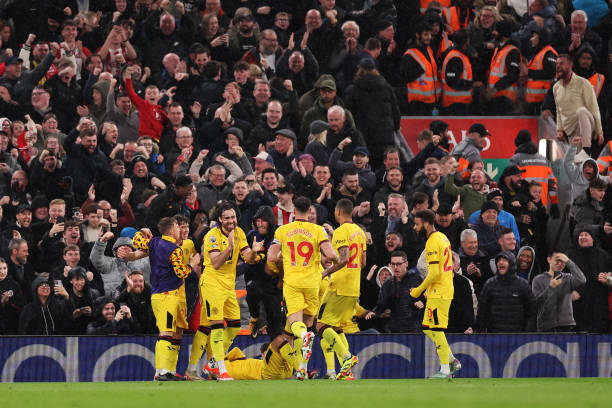 伊莲娜与现任男友现身红毯，高调秀恩爱