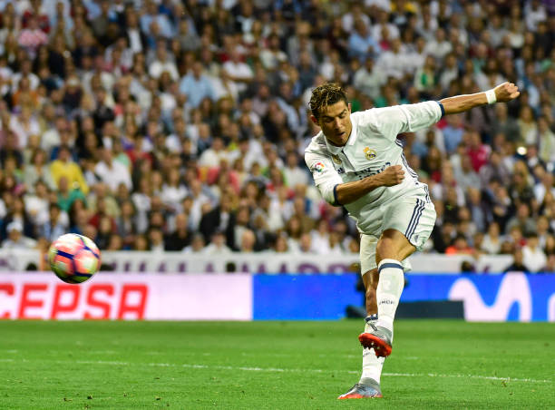 完美弧线+极致角度!梅西任意球破门引爆全场