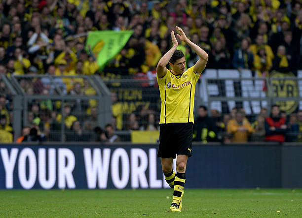 裁判手势揭秘:如何通过手势瞬间判断是直接还是间接任意球?