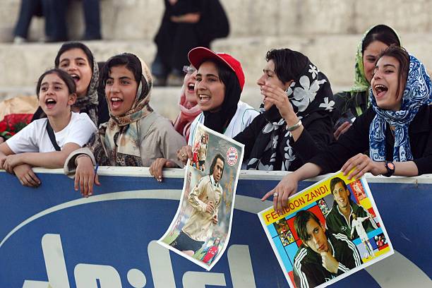 FIFA足球世界古利特VS其他传奇中场：谁更值得培养？