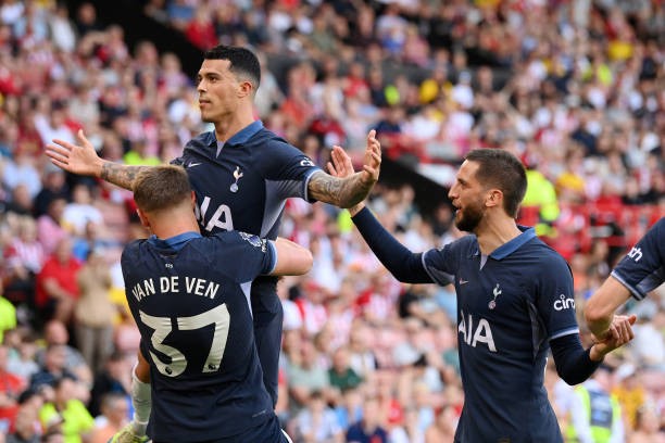 回顾AC米兰王朝：范巴斯滕领衔的荷兰三剑客如何统治欧洲足坛