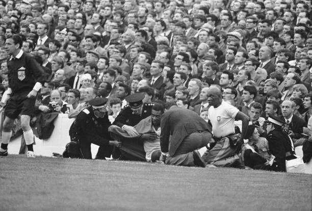 笼式足球场平面布局与功能区尺寸标注图