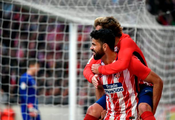 马拉多纳举起梅西球衣:两代球王的传承时刻