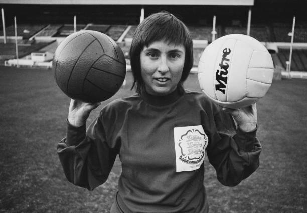 揭秘马赛回旋的起源：齐达内如何发明这一经典技巧