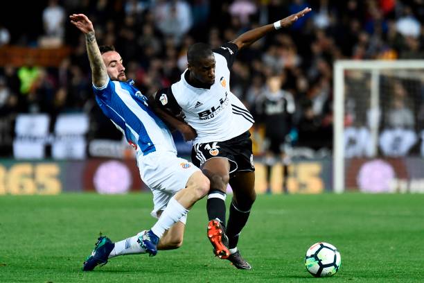 裁判判罚直接任意球的依据是什么?