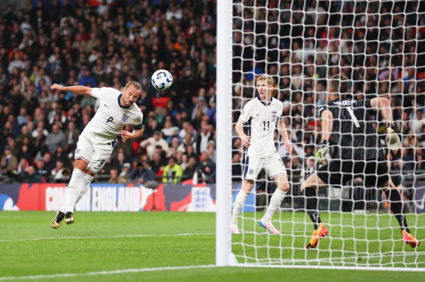 莱万高薪引发巴萨更衣室反应？队友如何看待天价合同