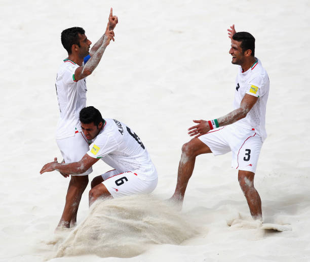 战术术语的现代演绎:全攻全守如何影响团队建设理念