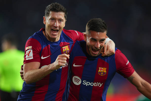 传奇与现役的碰撞！FIFA足球世界2021最强混合阵容推荐