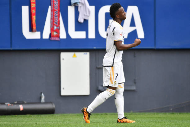 德甲“宿敌”盘点：从球场冲突到球迷文化的深层矛盾