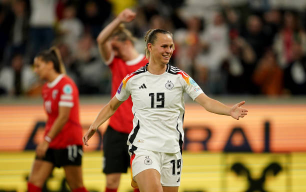 NFL常规赛直播:达拉斯牛仔VS费城老鹰,巅峰之战不容错过!