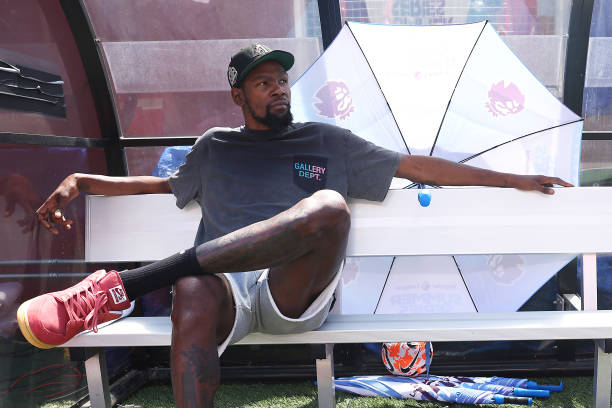 姆巴佩:新王登基 (史诗感,强调其地位)