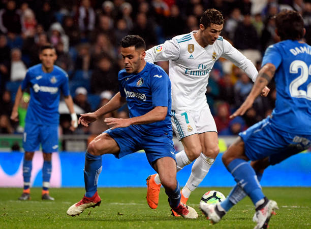 巅峰对决:博尔特的闪电速度与C罗的进球纪录