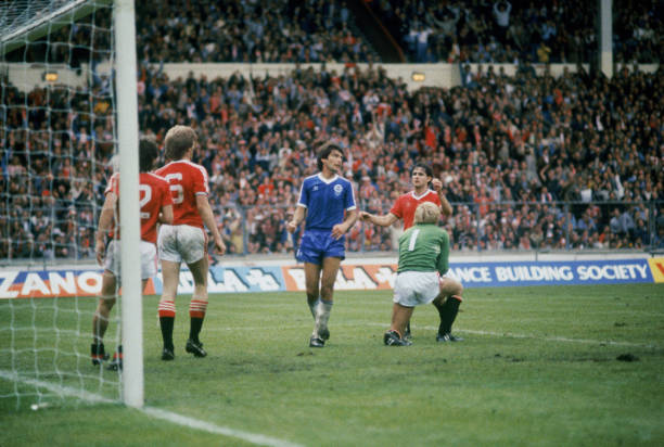 从过人技巧到射门艺术:解析巴乔的经典足球动作