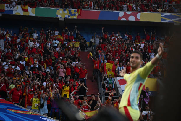 案例分析：瓜迪奥拉的曼城如何完美诠释现代全攻全守