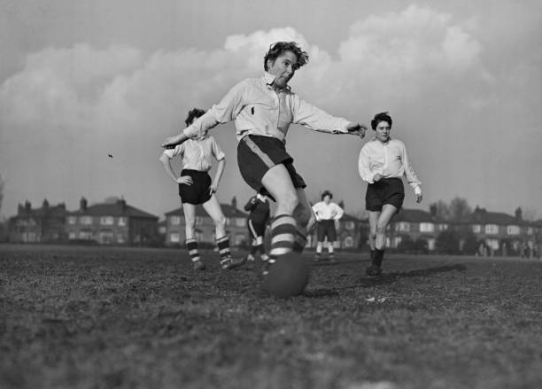 欧冠决赛阴影:萨拉赫伤退后,利物浦的战术如何崩溃?