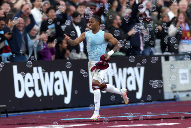 梅西身高体重数据：职业足球运动员的理想体型探讨