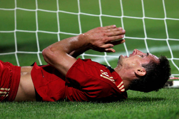 (侧重于探讨公众形象与私人生活的反差)