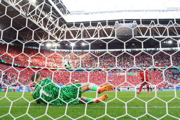 巨人之舞：剖析耶里·米纳的空中统治力和防守技巧