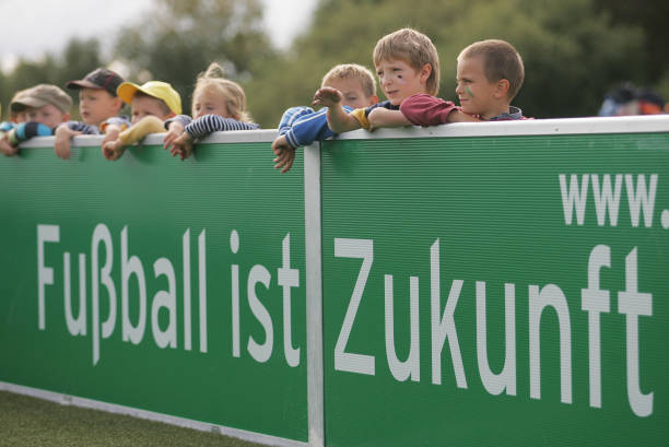 欧冠八强赛程表时间:完整对阵与开球时刻一览