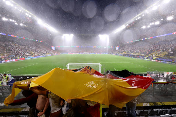 C罗任意球破门,葡萄牙3-2险胜西班牙