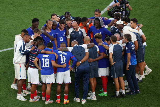 边裁角球举旗技巧全解析:正确姿势与时机把握