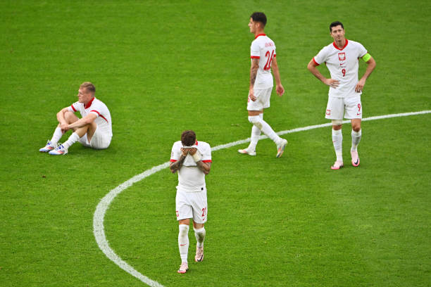 间接任意球直接射门算犯规吗？裁判如何判罚？