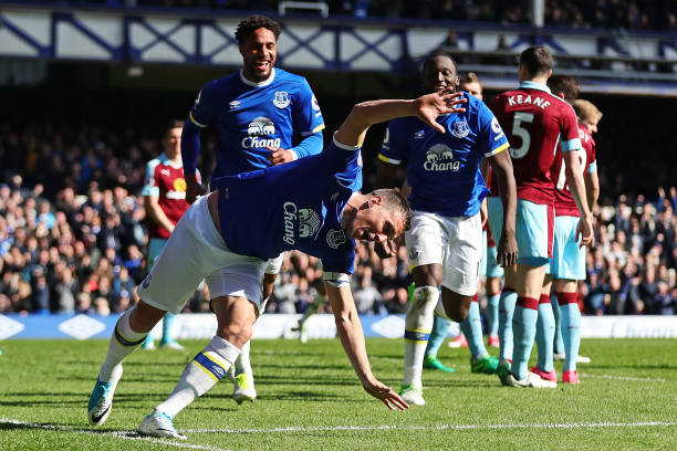 超越时代的传奇:历史上最伟大的足球运动员排名