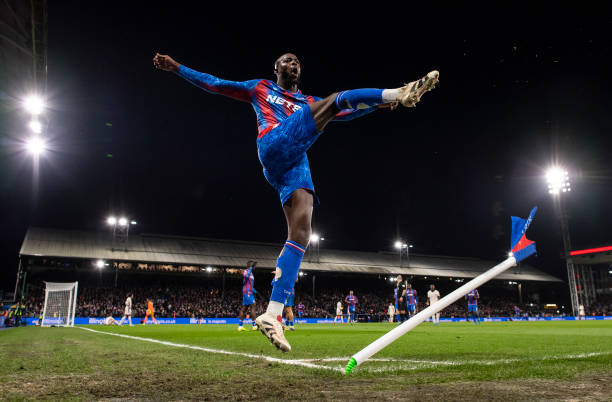 贝尔再演任意球大师风采!关键进球助球队逆转