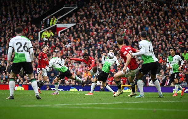 从链式防守到摆大巴：意大利与英格兰的防守哲学对比